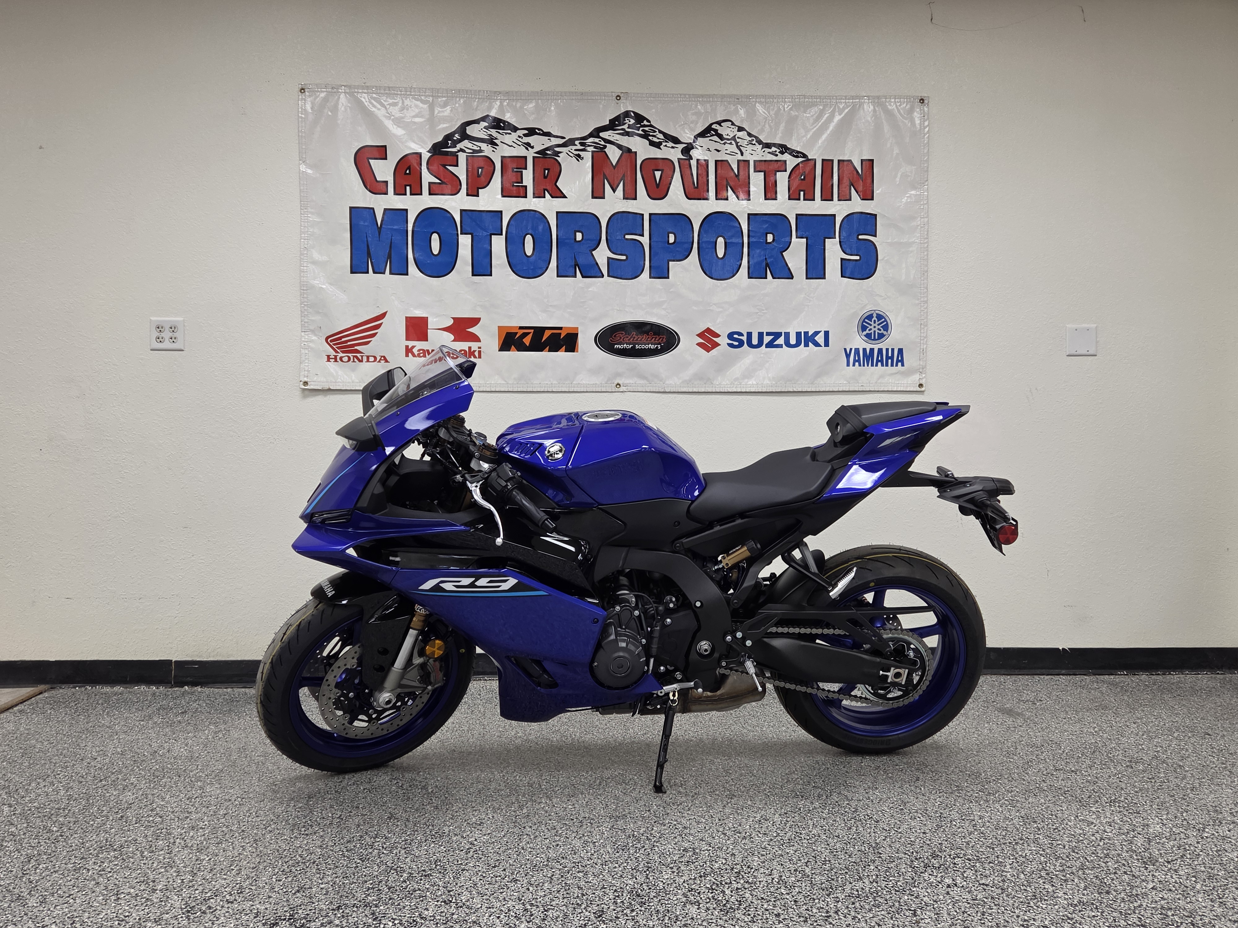 2027 YAMAHA YZF-R9 MOTORCYCLE